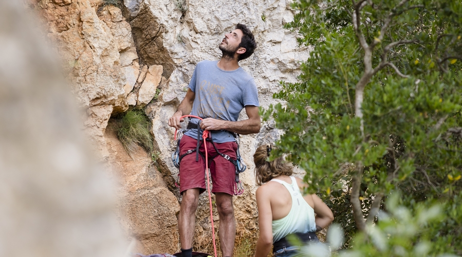 Au pied de la voie, on observe la paroi