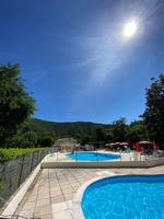 un camping au bord de la rivière