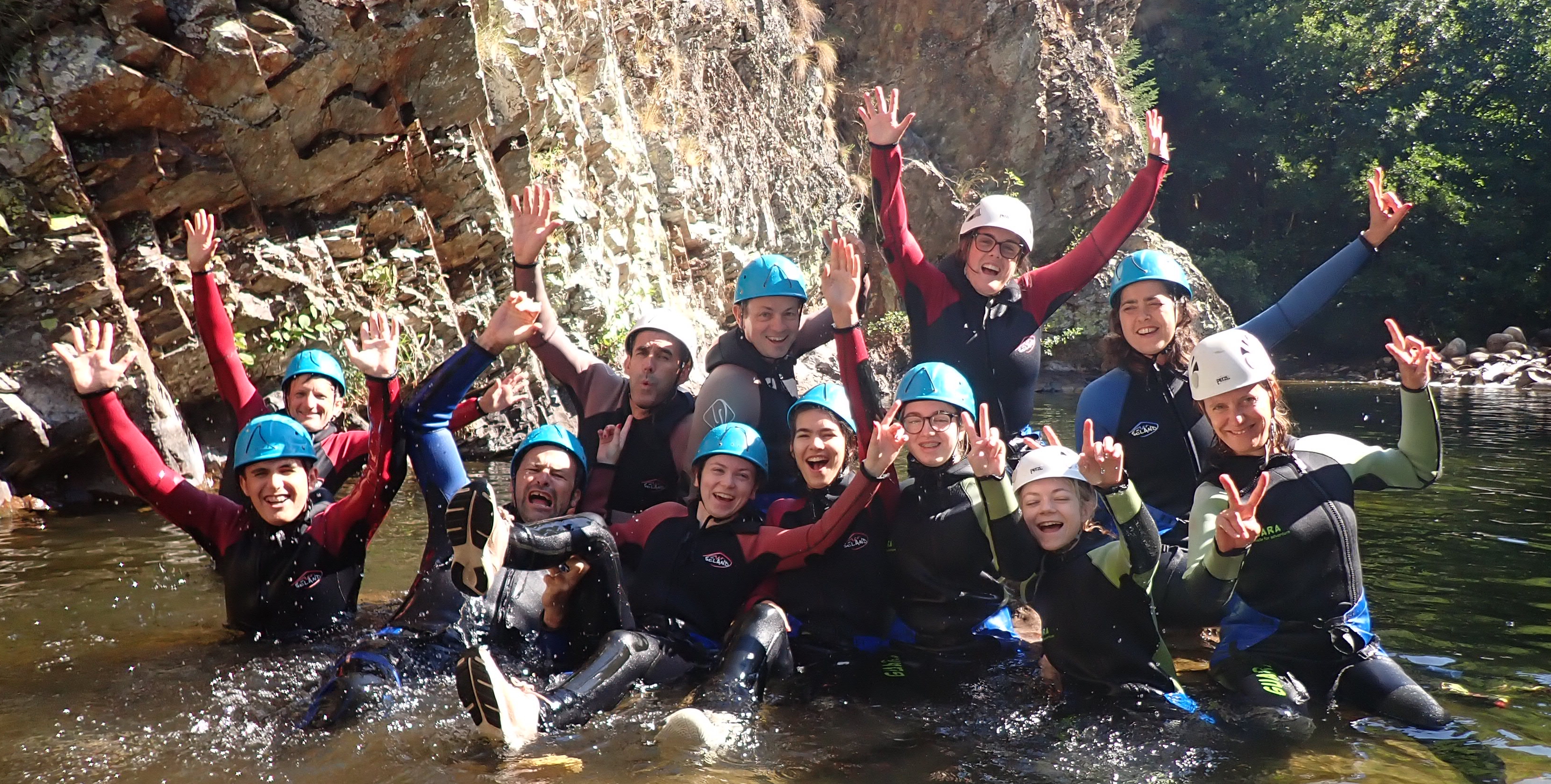 un groupe heureux en canyoning 