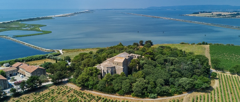 Cathedrale Maguelone Mediterranee A Velo