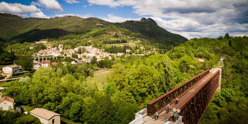 la voie verte permet de remonter la vallée à la découverte des villages typiques 