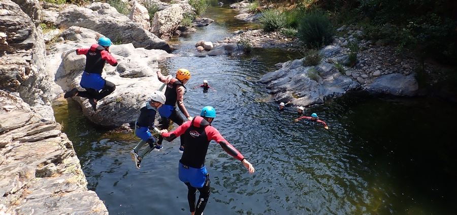 un groupe heureux en canyoning 